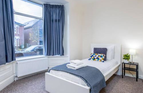 4Bed Central House w Parking & Garden - Foto 11