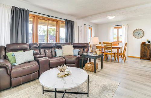 2 Living Areas! Cedar Home 11 Mi to Mt Holiday Ski - Foto 1