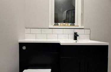 Large Luxury 4 bedroom home with parking - Foto 57