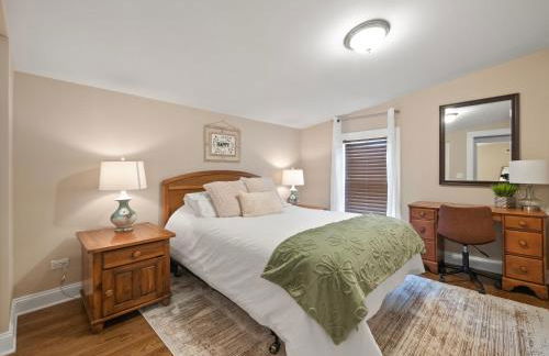 Cheerful 5-bedroom w/Screened Patio, Sleeps 10 in the heart of Fremont! - Foto 9