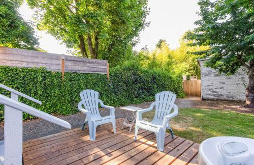 Charming Eugene Retreat Private Hot Tub and Yard! - Photo 22