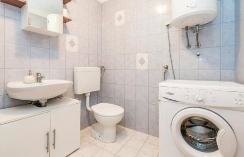 Stunning Home In Jurdani With Wifi - Photo 33