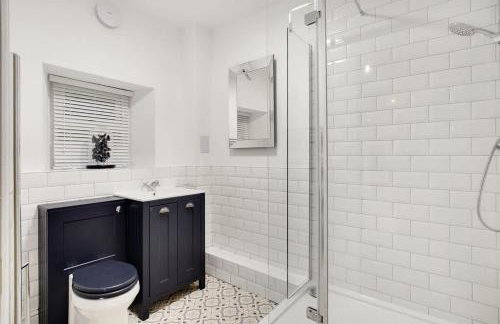 NEW! Luxurious Cottage in Durham by Stay With Us, Ideal for Large Groups & Families, Hot Tub, Sleeps 10! - Foto 44