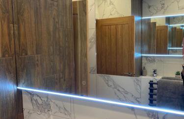 Lovely 3 bed with jacuzzi, close to airport, driveway, wifi - Foto 42