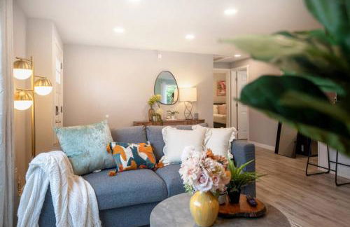 Chic 3BR 2BA Duplex w Serene View BBQ near airport - Foto 4