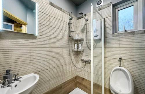 Kinky Kabin w Hot Tub, Sauna and Rooftop Garden - Foto 26