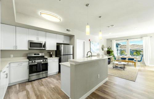 Designer Apt with Jacuzzi, Pool & Mountain Views - Foto 31