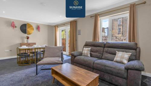 Lochee 1 - Large 4 Bedroom House with 6 Beds and 3 bathrooms, TVs in each room, Free Parking, Fully Equipped, Local Amenities, Easy Ring Road Access by SUNRISE LONG LETS and SERVICED ACCOMMODATION DUNDEE - Foto 2