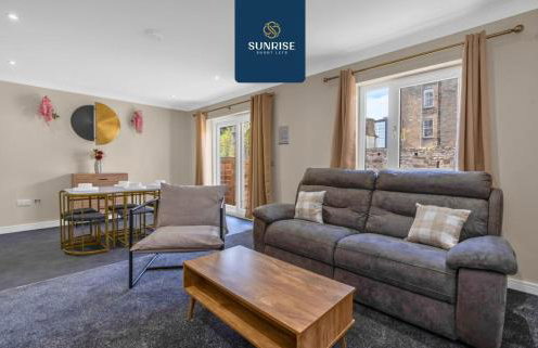 L1 - INVOICE and REDUCED PRICE only via SUNRISE SHORT LETS DUNDEE, Large 4 Bedroom House with 6 Beds and 3 bathrooms, TVs in each room, Free Parking, Fully Equipped, Local Amenities, Easy Ring Road Access, Special Rates and ONLY 9 Mins to STANNERGATE Port - Foto 3