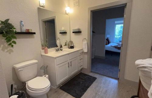 Beautiful Condo on Riverwalk King Suite w Free Parking Pet Friendly Centrally Located on the Riverwalk - Foto 46