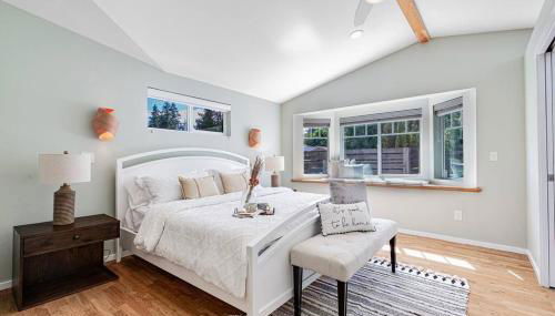 Mid-Century Modern Home - 3-Bedroom Rambler - Foto 5