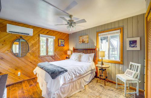 Near Lake and Trails Rustic Newland Cabin with Deck! - Foto 12