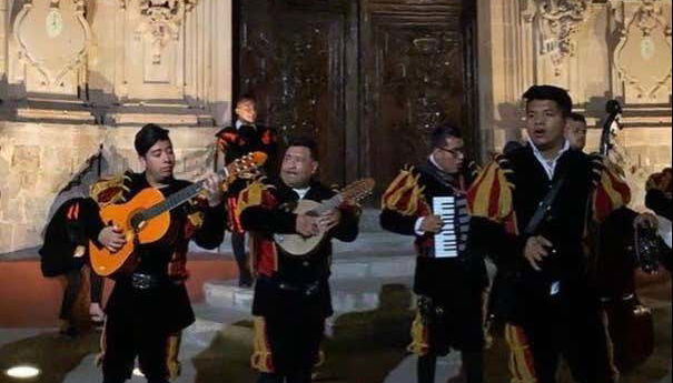 Disfrutando de los ritmos de la tuna de Guanajuato