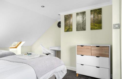 Stylist and Cosy 2 bed Apartment LongStay Parking Sleeps 4 WiFi - Foto 2