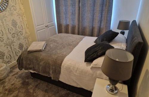 L & J ESCAPES- 4 BEDROOMs SUITABLE FOR CONTRACTORS AND FAMILIES- LARGE PRIVATE PARKING-10 MINUTES TO M6 JUNCTION 9 - Foto 19