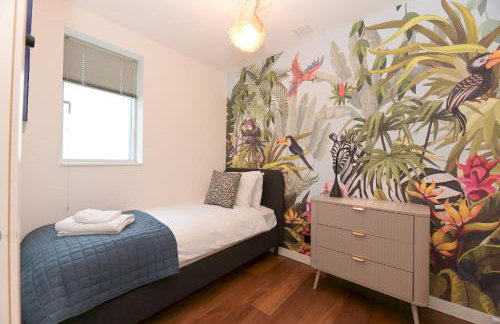 Architect-Designed Luxury Retreat 3BR Chessington - Pass the Keys - Photo 28