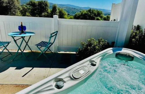 Creature Comforts Suite-Private Hot Tub-Sleeps 2 - Foto 1