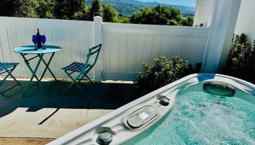 Creature Comforts Suite-Private Hot Tub-Sleeps 2 - Foto 1