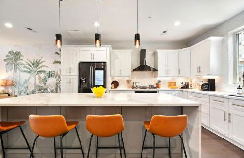 HostWise Stays - The Charlotte - Rooftop patio, Garage Parking, Prime Location, Large 3 Story Home - Foto 31