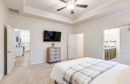 1 Mi to Lake Lanier Modern Home with Patio and Yard! - Foto 12