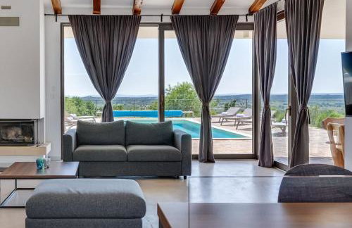 Luxury Spa Villa w Heated Pool, Jacuzzi & Sauna - Photo 14