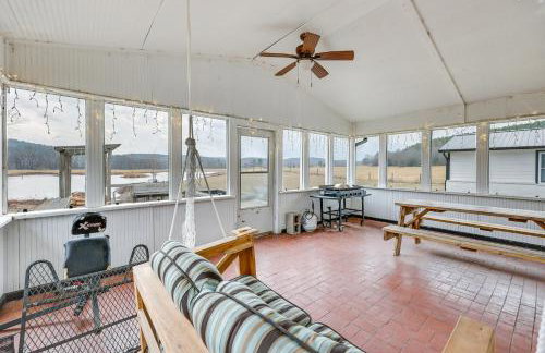 Deck and Views Spacious Lake House Escape - Foto 25