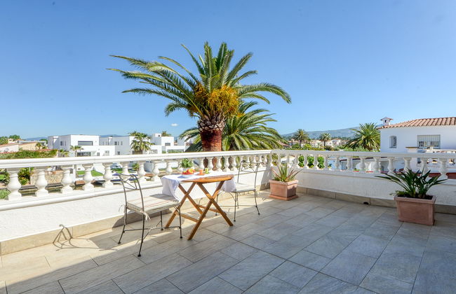 4 bedroom House in Castelló d'Empúries with private pool and garden - Photo 25