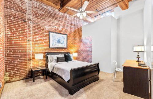 Celebrate the Season in a Trendy STL Loft 4D - Foto 4