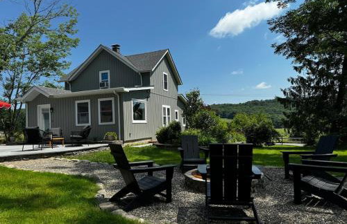 Hillcrest Cottage - Charming Cottage with hot tub and view! - Photo 48