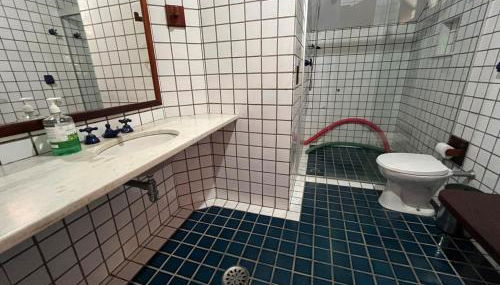 Spacious house with pool - 100m from the sea in Guaecá - Foto 3