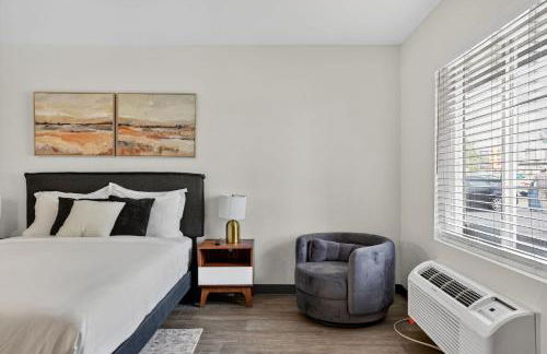 Chic furnished studio with inviting modern decor - Photo 11