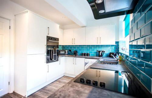 Halford House 3 Bed Town Centre Home from Home with Parking for 2 cars Prime Location Tamworth - Photo 3