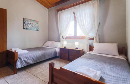 Red Roses-Traditional House - Photo 38