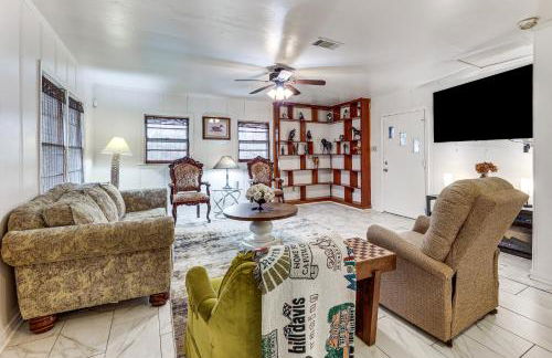 Historic Heart of Tuskegee! Cozy Home Near Campus - Foto 8