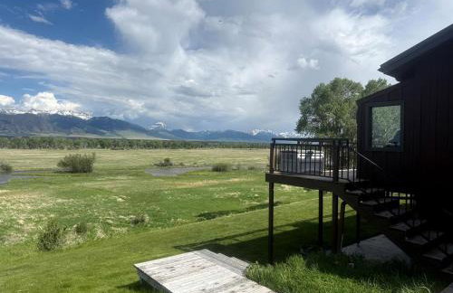 Charming Riverfront Guest House with Deck Overlooking Madison River, Near Ennis, Montana - Foto 7