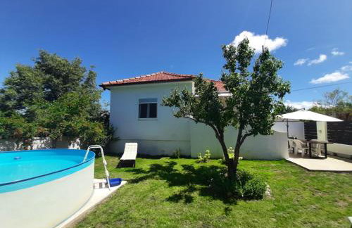 Vacation house with private pool and yard - Photo 33