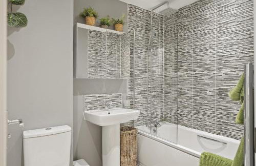 Stylish Home with Private Parking & Garden - Foto 9