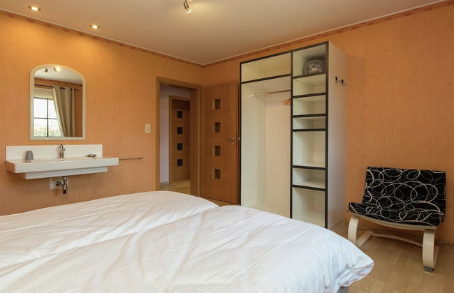 Spacious Holiday Home in the Ardennes with Sauna & Hot Tub - Photo 4