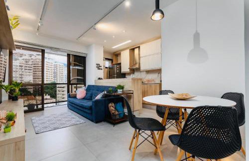 LEBLON INN RESIDENCIAL LUXUOSO com PISCINA, rooftop, academia, sauna, Varanda dentro do apt com VISTA DESLUMBRANTE, limpeza diária estilo hotel , cozinha completa 50 metros do posto 12 pauloangerami DFL15 - Foto 2