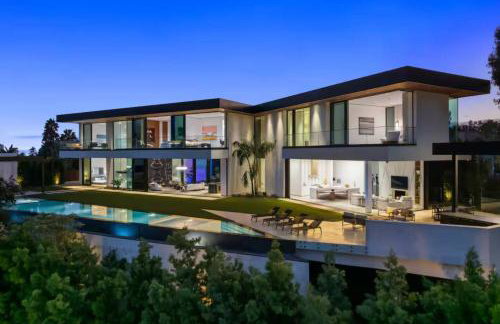 Luxurious 5BR Villa in BH with Pool, Theater, and Views - Foto 25