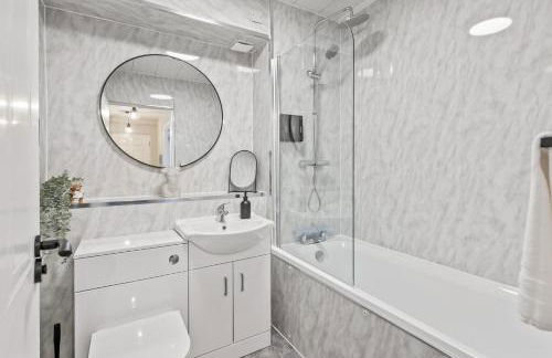 Riverside Rest 2 - 2 Bath, 2 Bedroom Apartment - Free Onsite Parking - Photo 8