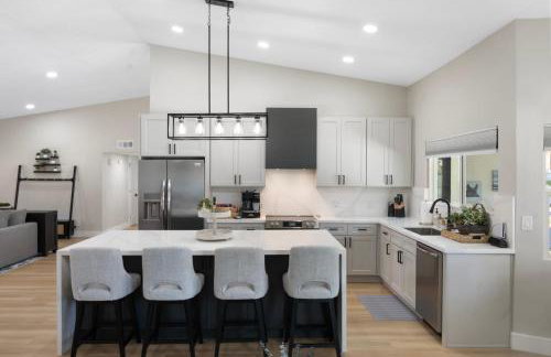 Modern Escape with Pool Ping Pong & Putting Green - Foto 7