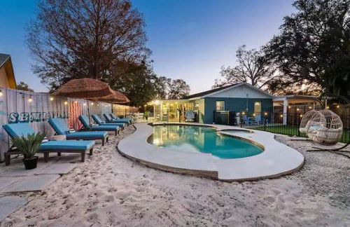 New listing~10 min to beach~Back yard fun~Pool - Foto 1