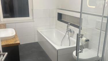 Schöne Ferienwohnung in Buxtehude- Zentral -Lade Säule -6Person - Photo 2