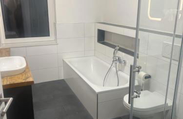 Schöne Ferienwohnung in Buxtehude- Zentral -Lade Säule -6Person - Photo 2