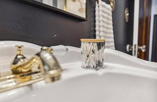 Steps to Edgewater - Sleeps 14 - Fun Game Room Retreat - Foto 47