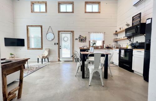 Hummingbird Haus - Hill country views on 20 acres with firepit - Photo 2