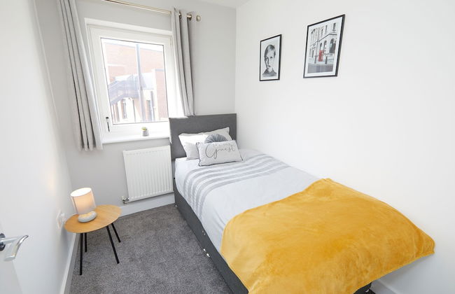 3 Bedroom Large House - Train Station - Photo 3