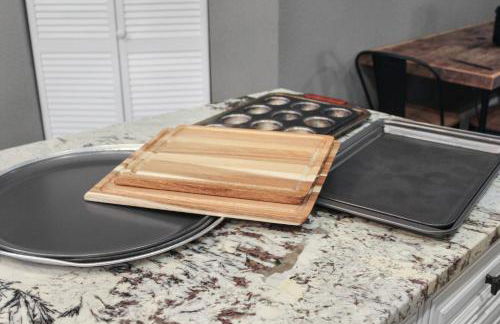 Cheerful 5-bedroom w/Screened Patio, Sleeps 10 in the heart of Fremont! - Foto 41