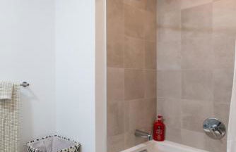 High Rise Retreat w City Skyline Views Shared Gym - Photo 33